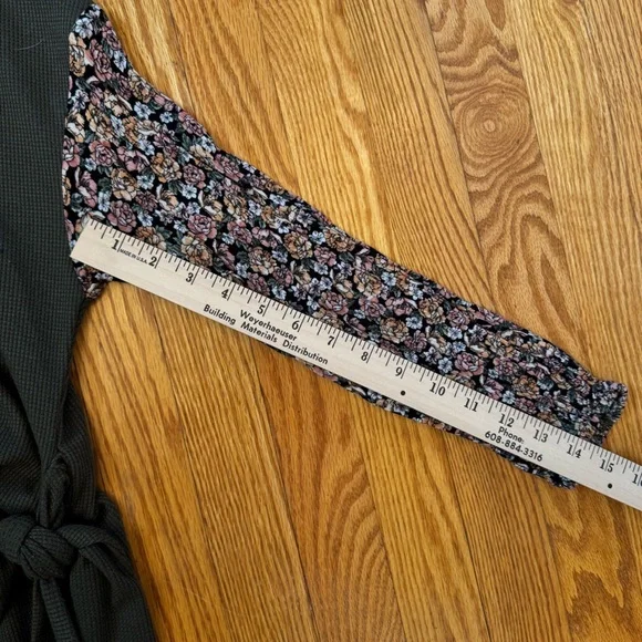 Daytrip Dusty Olive Floral Sleeve Side Tie Long Sleeve Women’s Size Medium - Picture 14 of 14